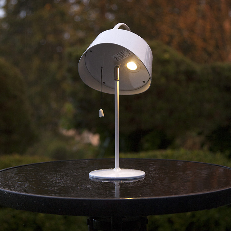 Solcellsladdad bordslampa