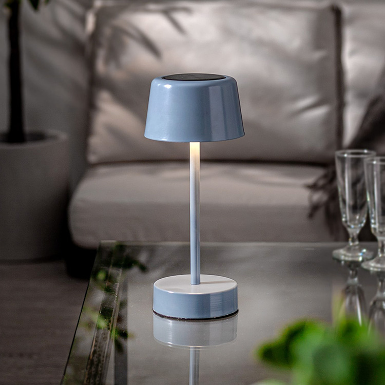 Liten solcellsladdad bordslampa