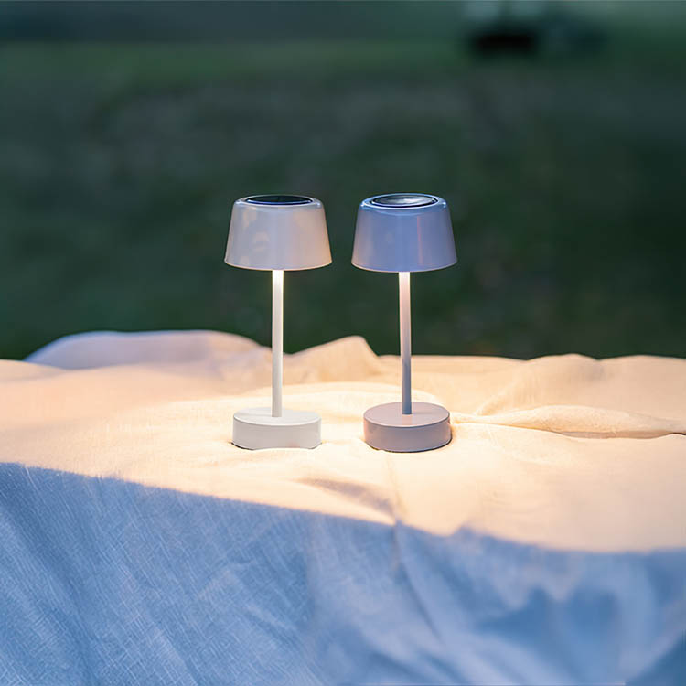 Liten solcellsladdad bordslampa