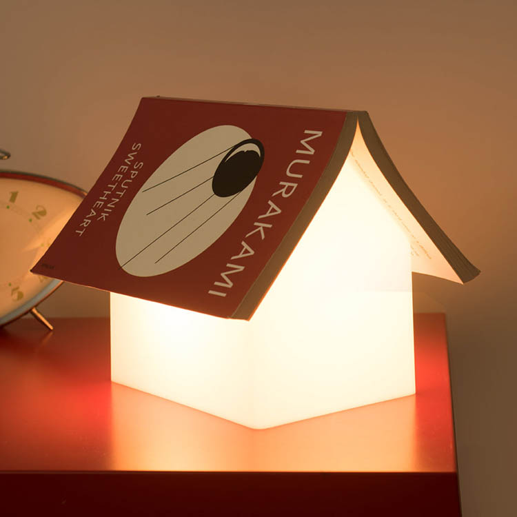 Bokställ med lampa