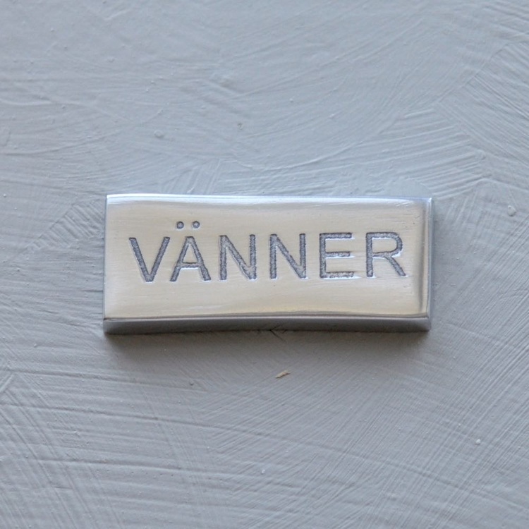 Metallskylt, Vänner