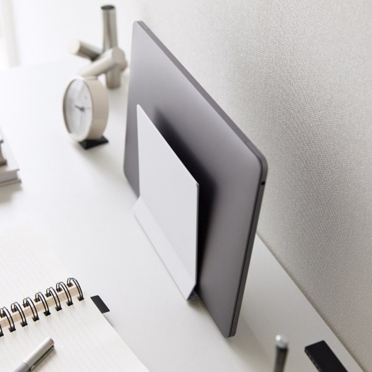 Platsbesparande ställ i metall, TOWER SLIM LAPTOP STAND, Yamazaki, Vit