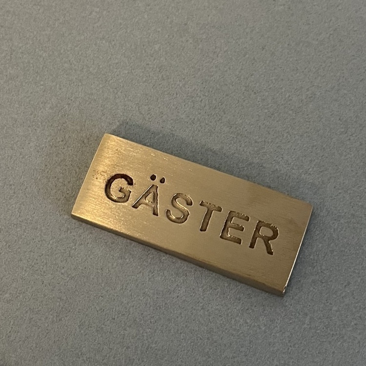 Skylt , GÄSTER, 5 x 2 cm, Exmez, Borstad Mässing