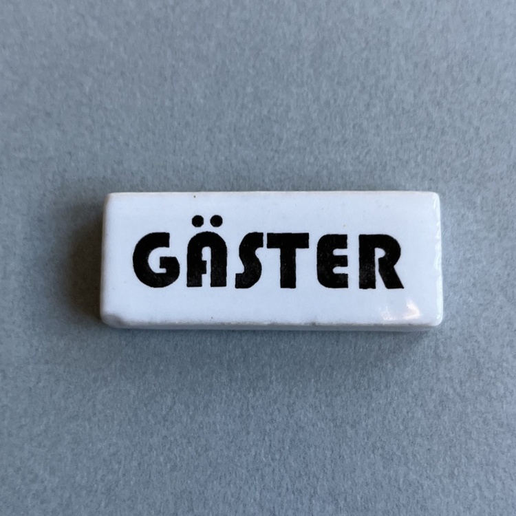 Skylt, i porslin, Bauhaus-stil, GÄSTER, 4,8 x H 2 cm, Vit
