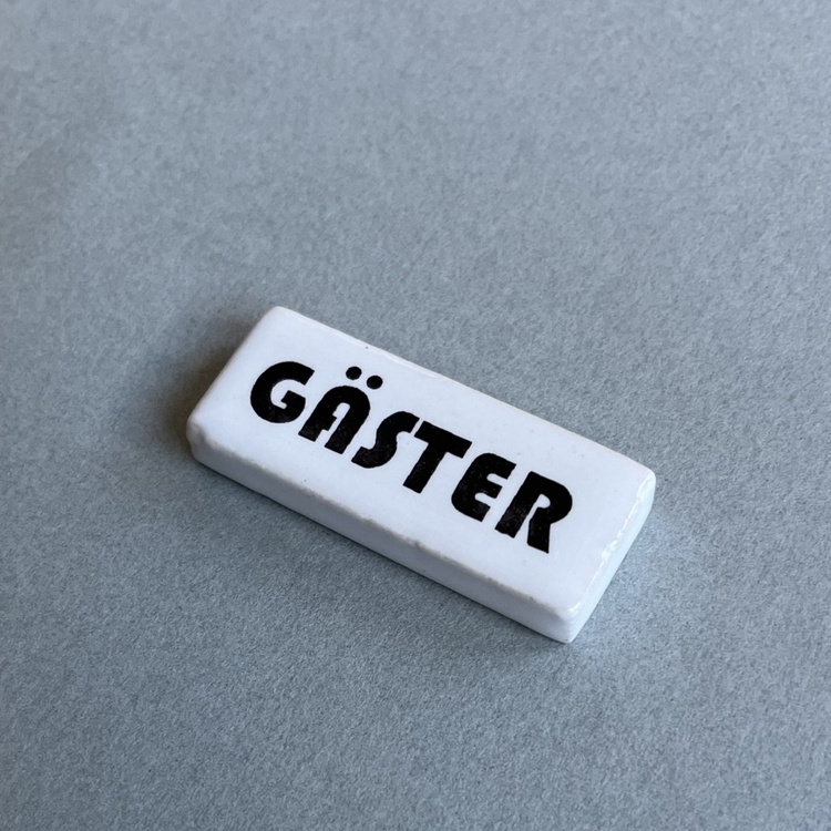 Skylt, i porslin, Bauhaus-stil, GÄSTER, 4,8 x H 2 cm, Vit
